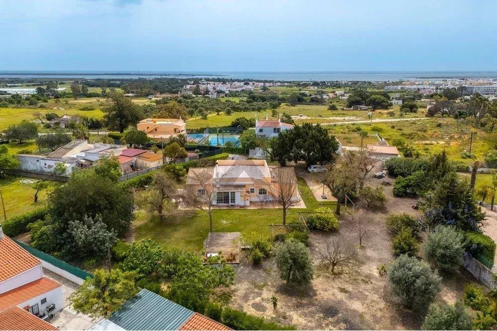 Charmante T3-villa met volgroeide tuin, gunstig gelegen aan de rand van Olhão.