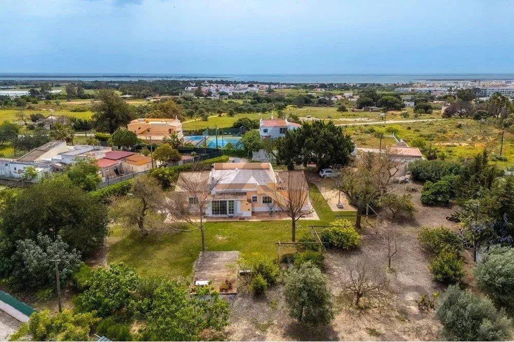 Charmante T3-villa met volgroeide tuin, gunstig gelegen aan de rand van Olhão.