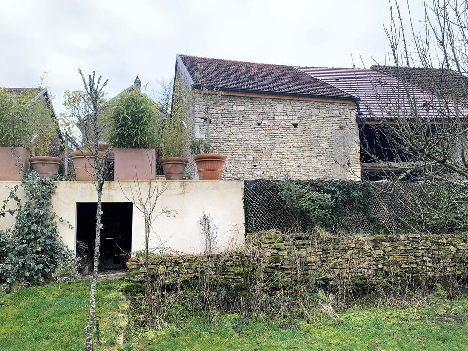 Maison à rénover avec terrain, piscine et dépendances