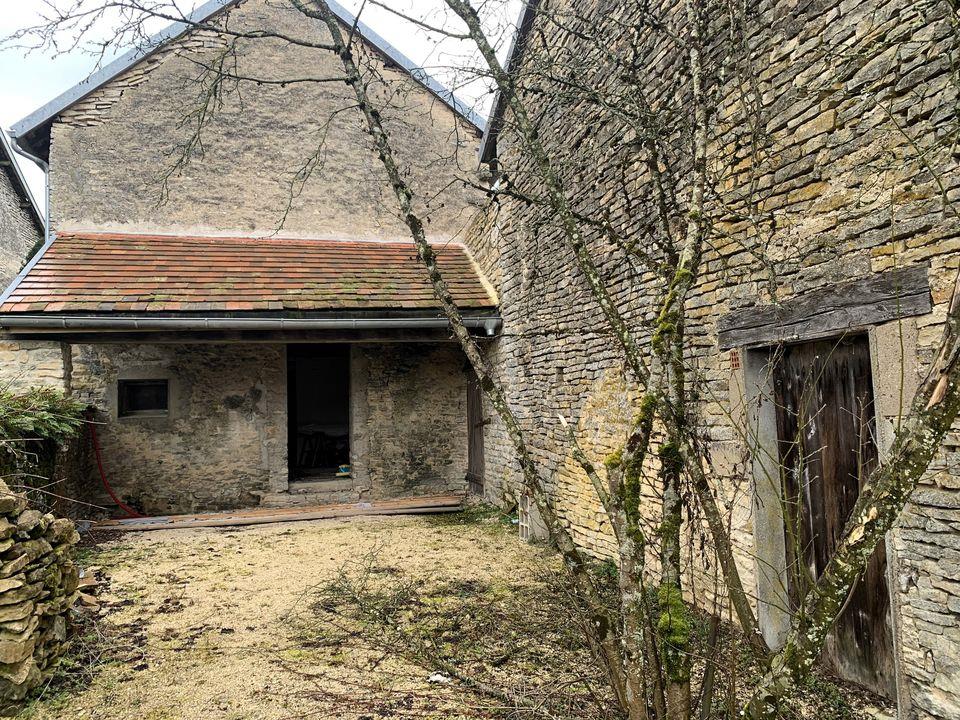 Maison à rénover avec terrain, piscine et dépendances
