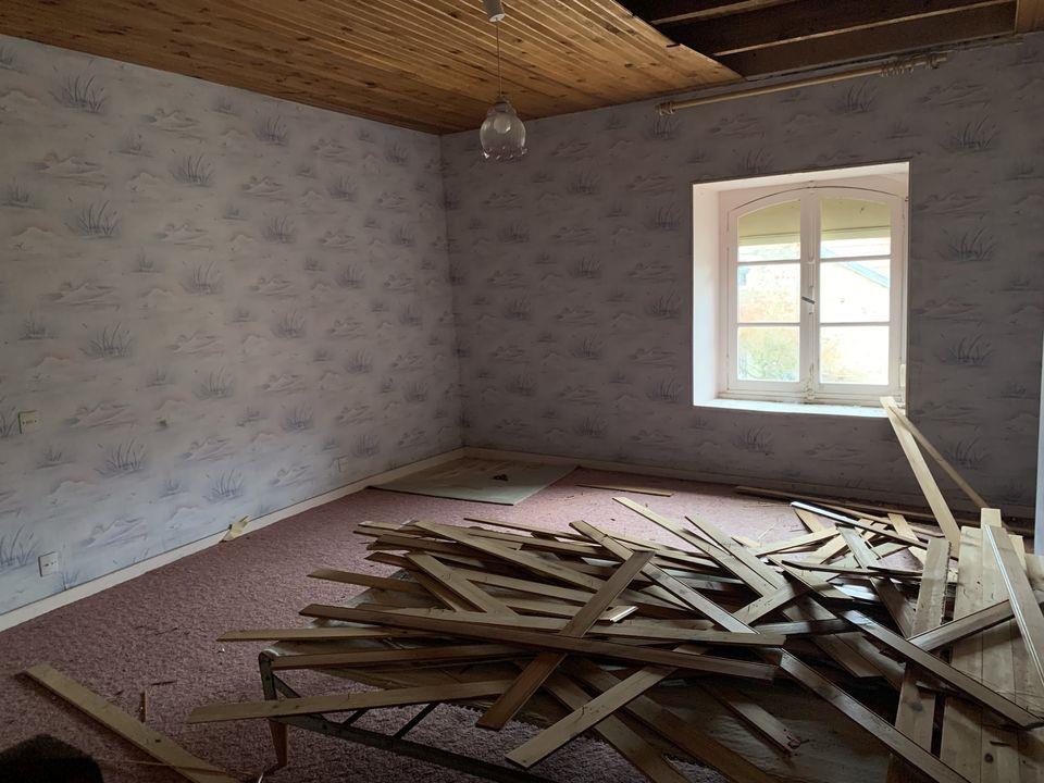 Maison à rénover avec terrain, piscine et dépendances