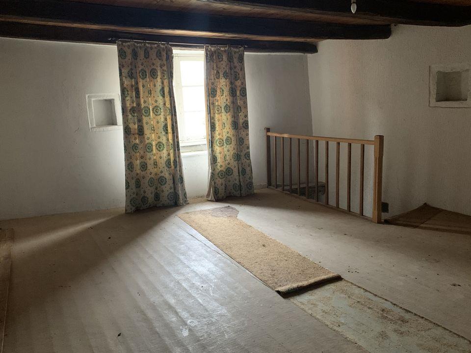 Maison à rénover avec terrain, piscine et dépendances