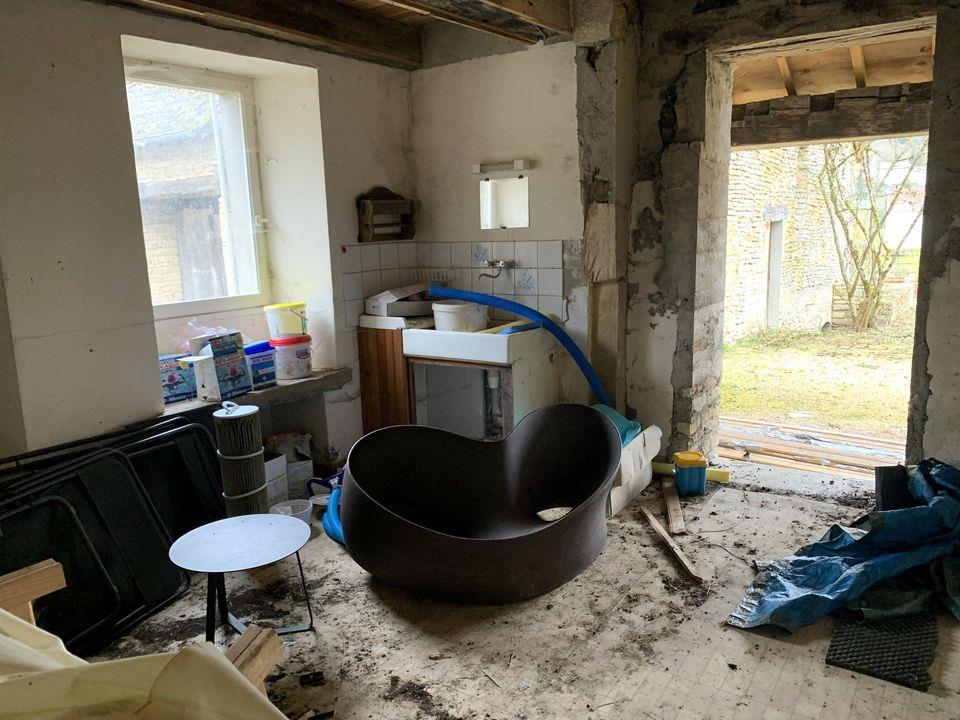Maison à rénover avec terrain, piscine et dépendances