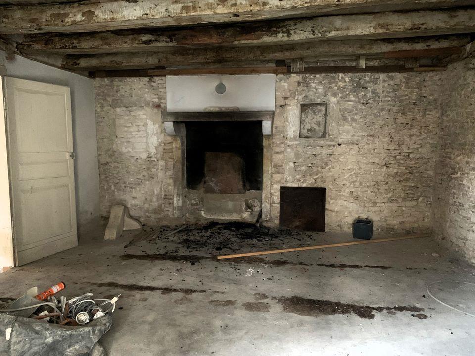 Maison à rénover avec terrain, piscine et dépendances