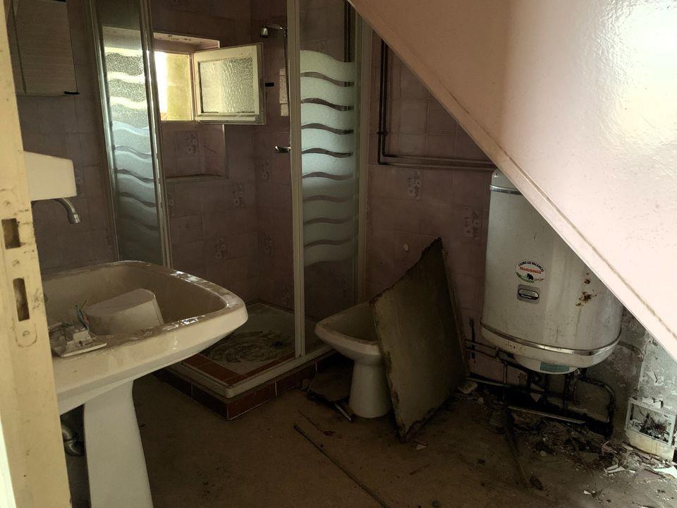 Maison à rénover avec terrain, piscine et dépendances