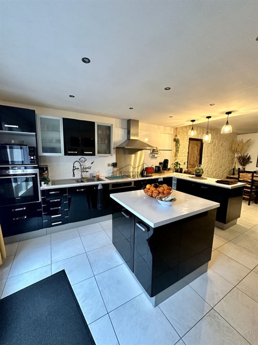 200 m2 asuinrakennus autotallilla ja tropezialaisella terassilla