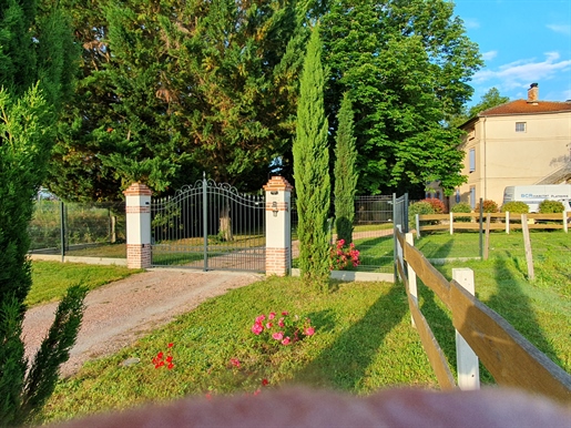 Beautiful 19th century mansion of 550 m2 of living space on more than 2 ha near the Toulouse and Alb