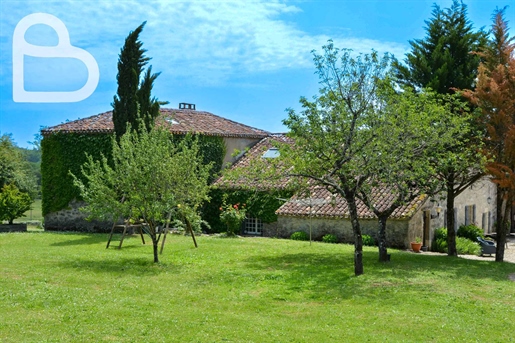 Quercy Bauernhaus inmitten von 7 ha Wiesen mit Schwimmbad und Nebengebäuden