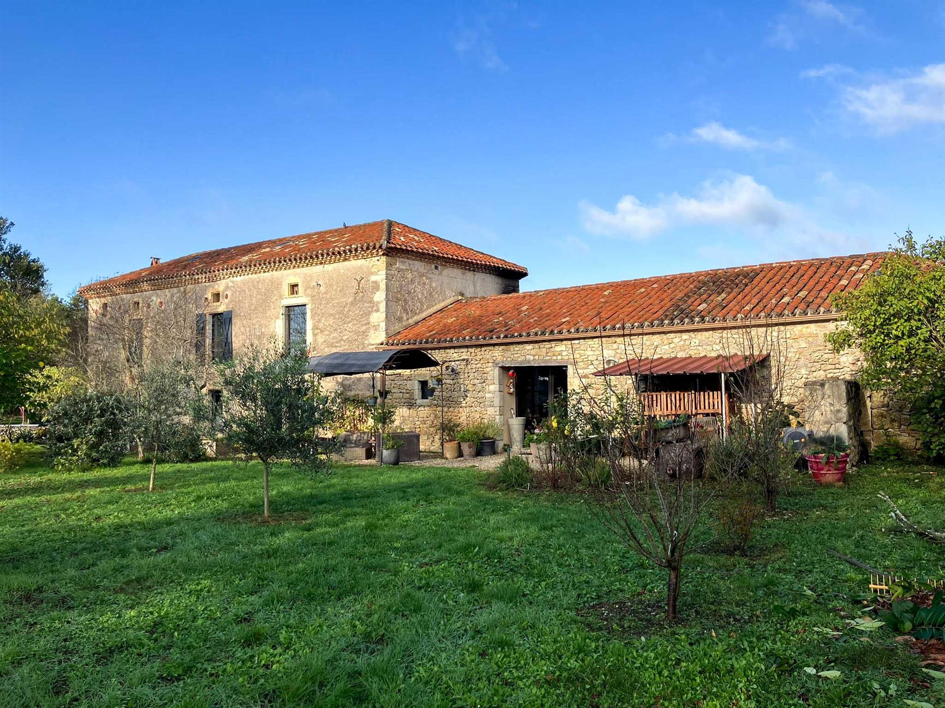 Equestrian property with renovated country house, gîte and swimming pool