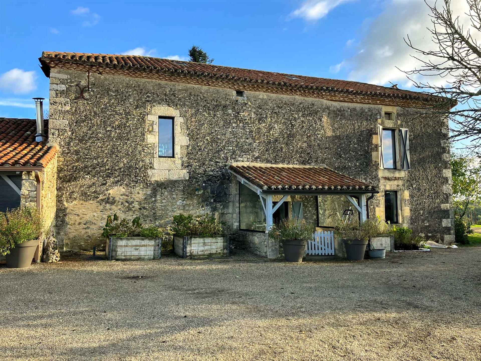 Equestrian property with renovated country house, gîte and swimming pool