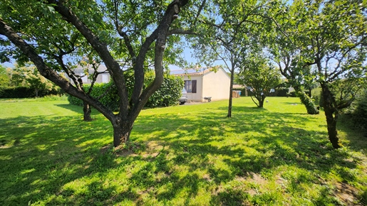 Renovated single-storey house with 3 bedrooms and beautiful wooded land