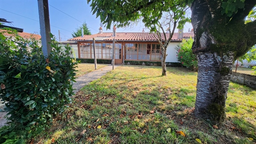 Single-storey house three bedrooms enclosed land, ideally located in Luçon.