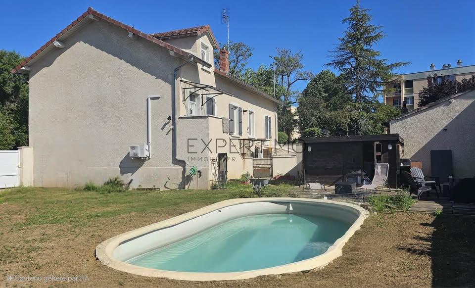 Renovated P10 house with swimming pool, converted outbuilding and all modern comforts