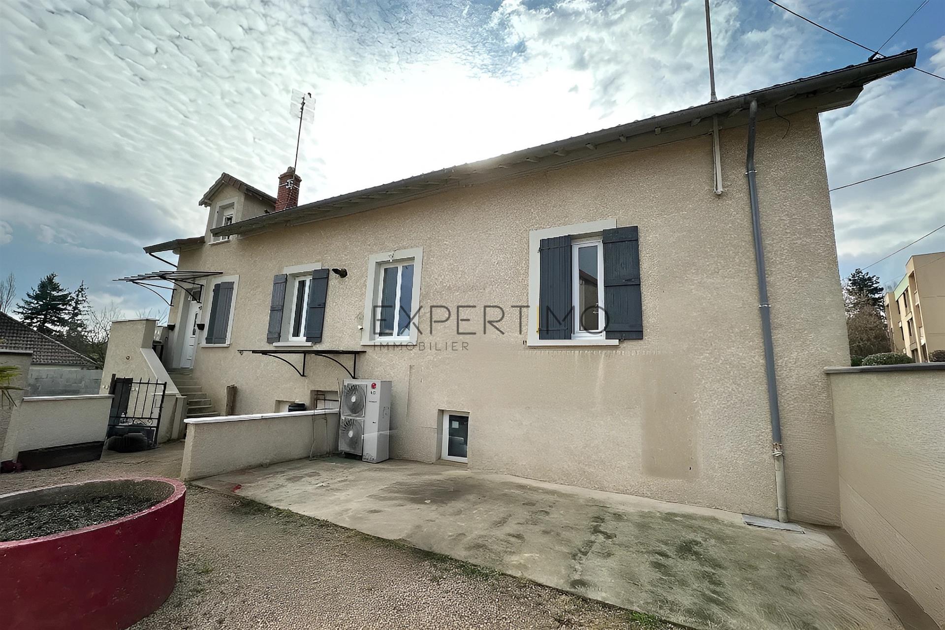 Renovated P10 house with swimming pool, converted outbuilding and all modern comforts