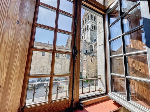 Tournus: Historic 13th-century house completely restored behind the Abbey of Tournus