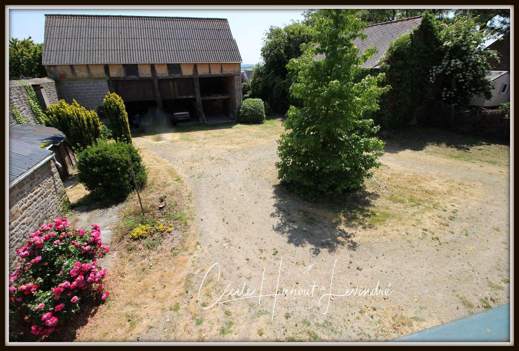 Mont-Saint-Michel Bay - Stone property 160 m2 on 1,030 m2 of land with outbuildings.