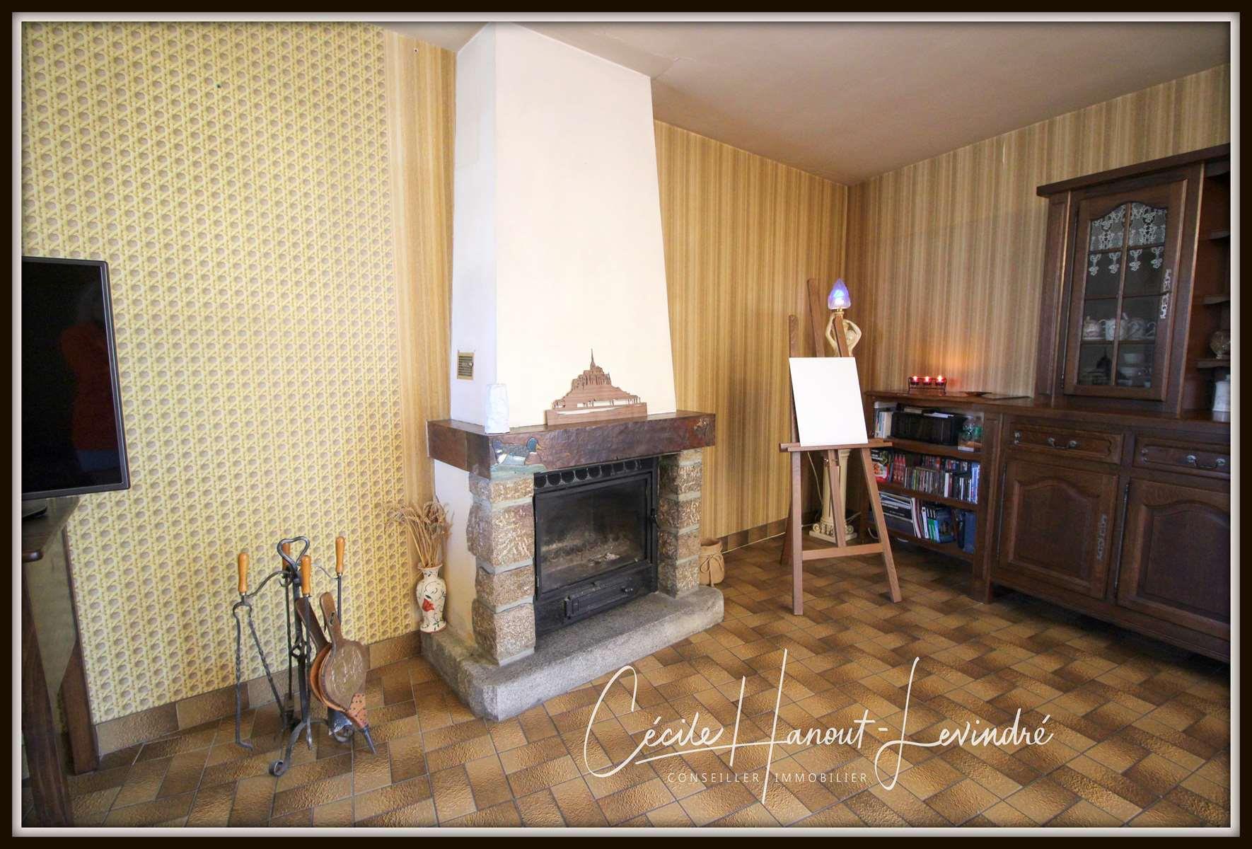 Mont-Saint-Michel Bay - Stone property 160 m2 on 1,030 m2 of land with outbuildings.