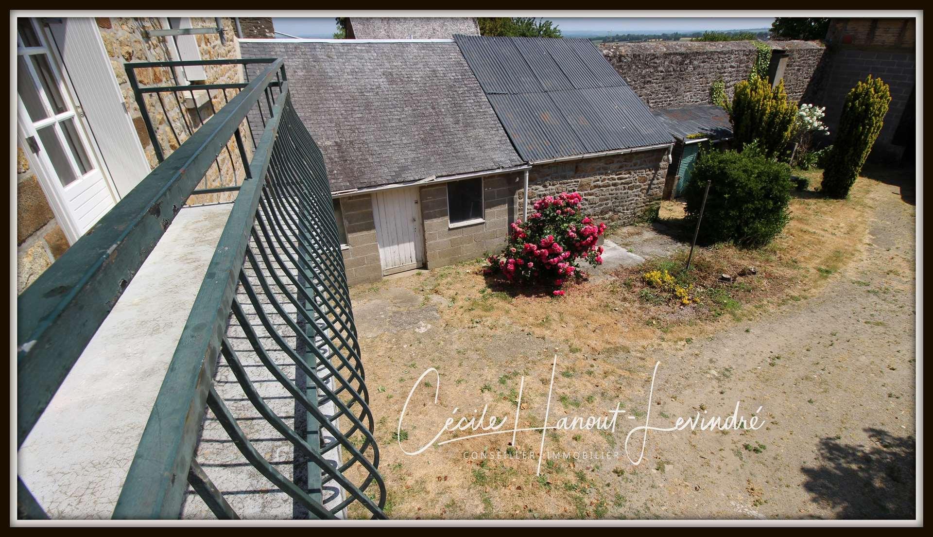 Mont-Saint-Michel Bay - Stone property 160 m2 on 1,030 m2 of land with outbuildings.