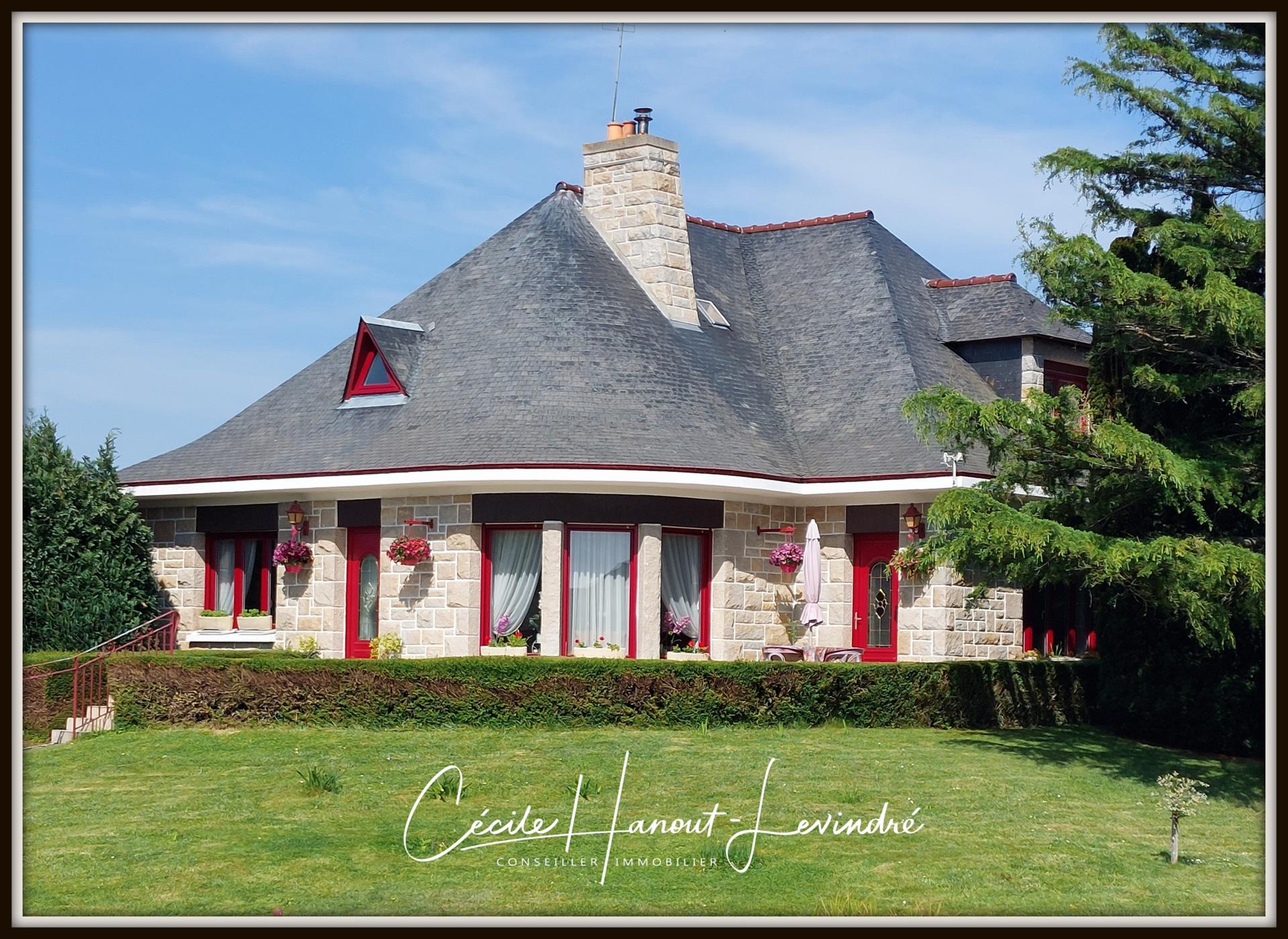 Mont-Saint-Michel Bay area - 165 m2 pavilion with basement - 5 bedrooms - 1662 m2 plot.