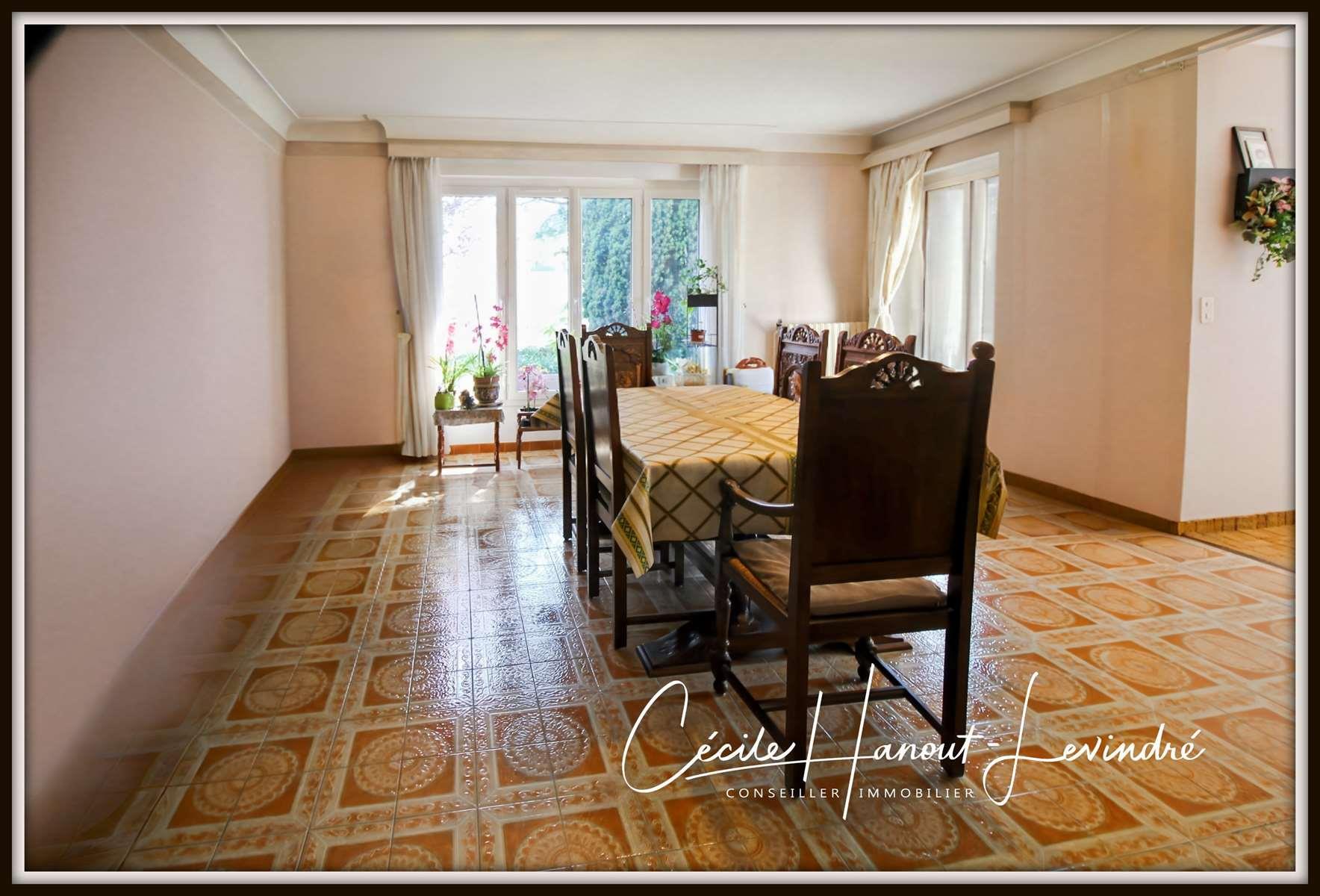 Mont-Saint-Michel Bay area - 165 m2 pavilion with basement - 5 bedrooms - 1662 m2 plot.