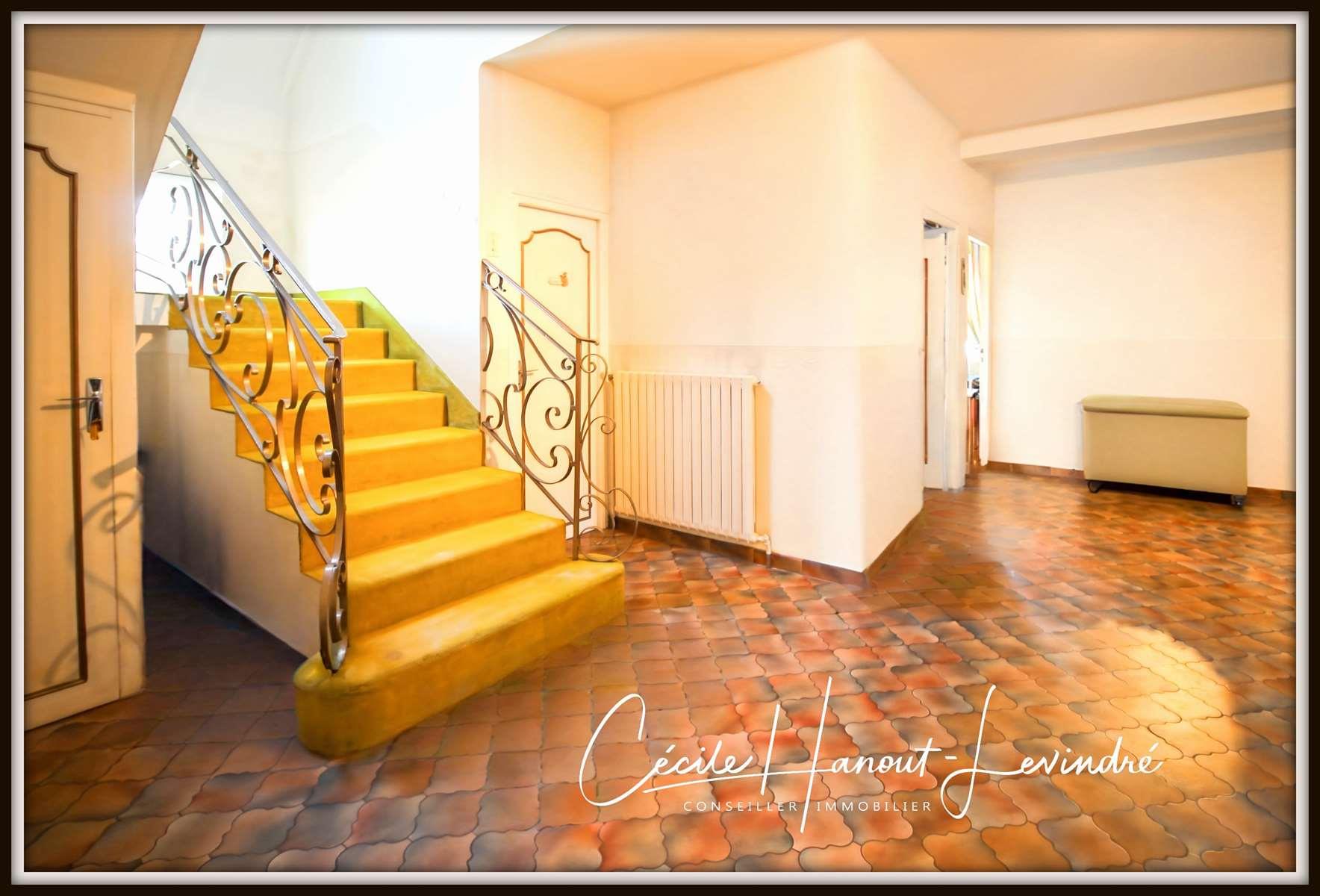 Mont-Saint-Michel Bay area - 165 m2 pavilion with basement - 5 bedrooms - 1662 m2 plot.