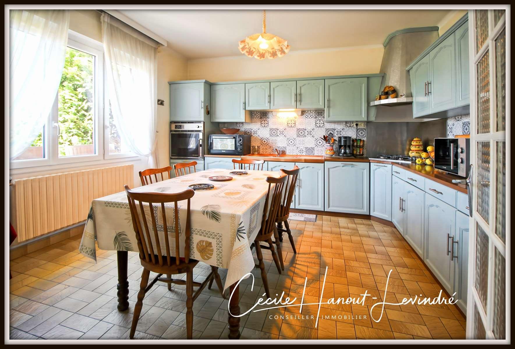 Mont-Saint-Michel Bay area - 165 m2 pavilion with basement - 5 bedrooms - 1662 m2 plot.