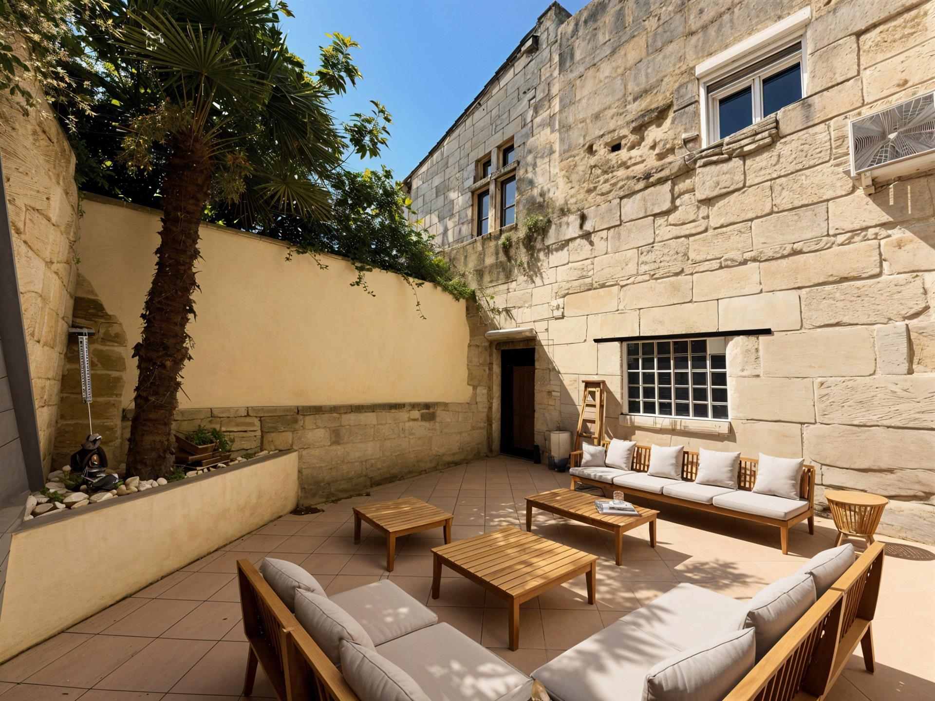 Sommières, Charming Town House, R+2, with beautiful courtyard
