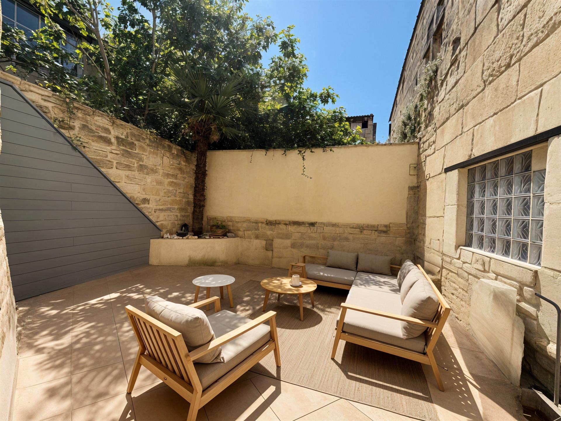 Sommières, Charming Town House, R+2, with beautiful courtyard