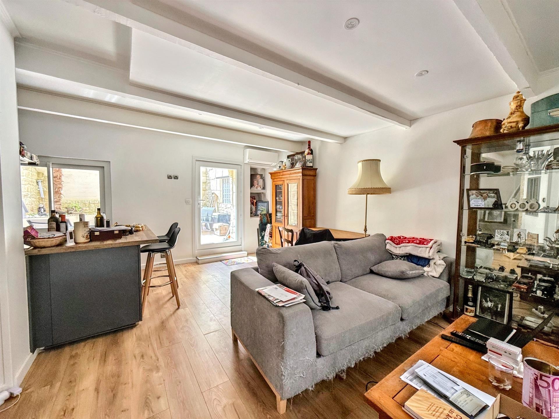 Sommières, Charming Town House, R+2, with beautiful courtyard