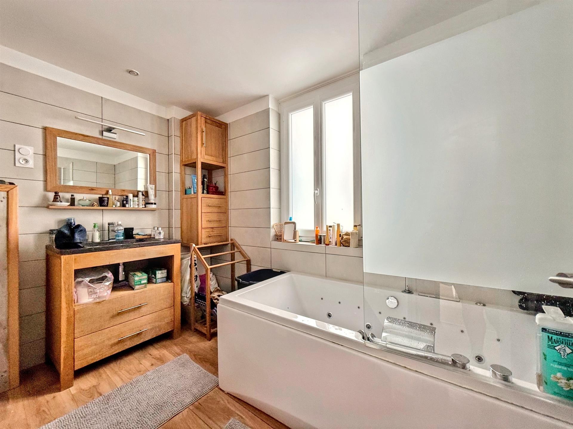 Sommières, Charming Town House, R+2, with beautiful courtyard