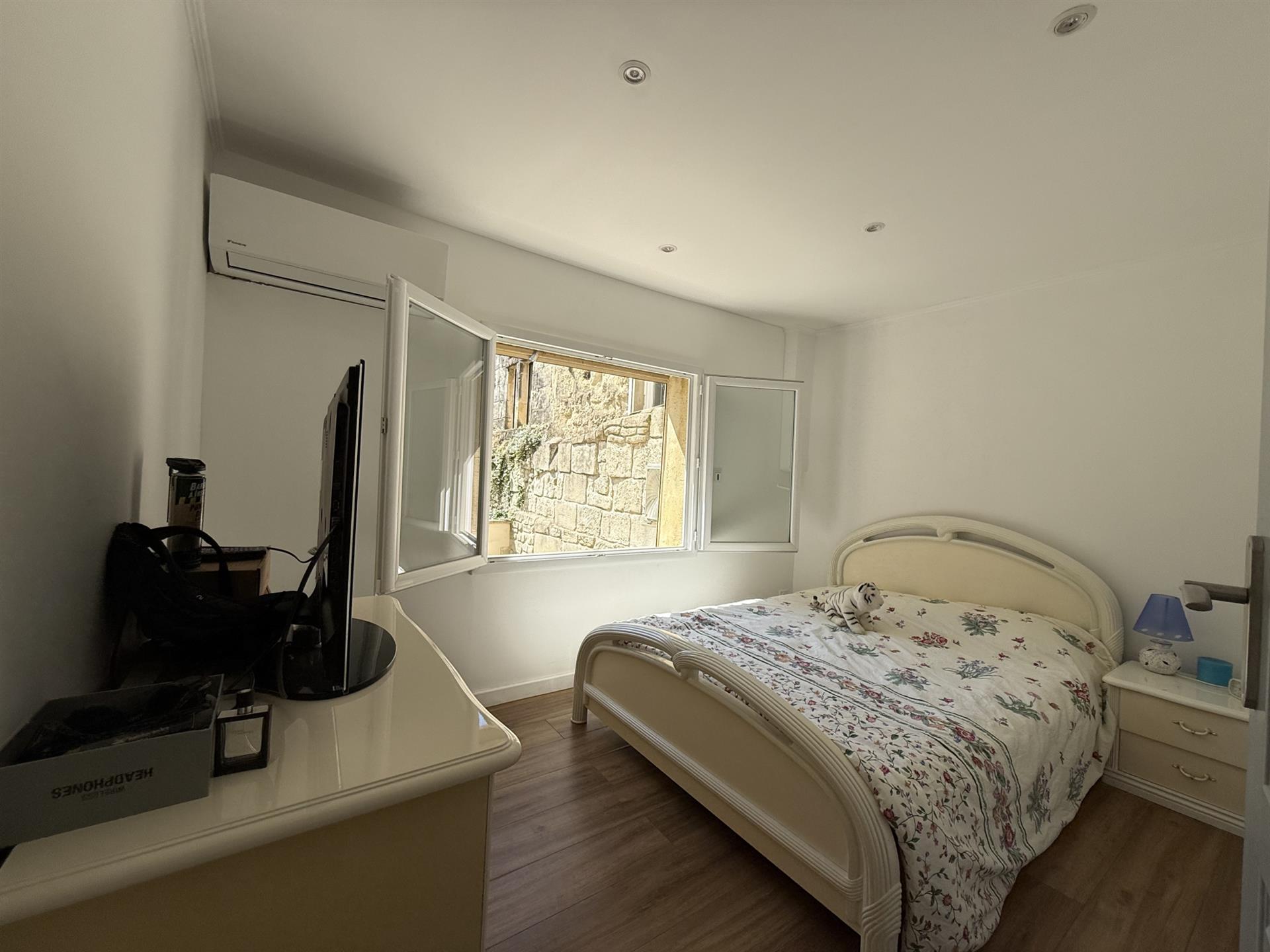 Sommières, Charming Town House, R+2, with beautiful courtyard