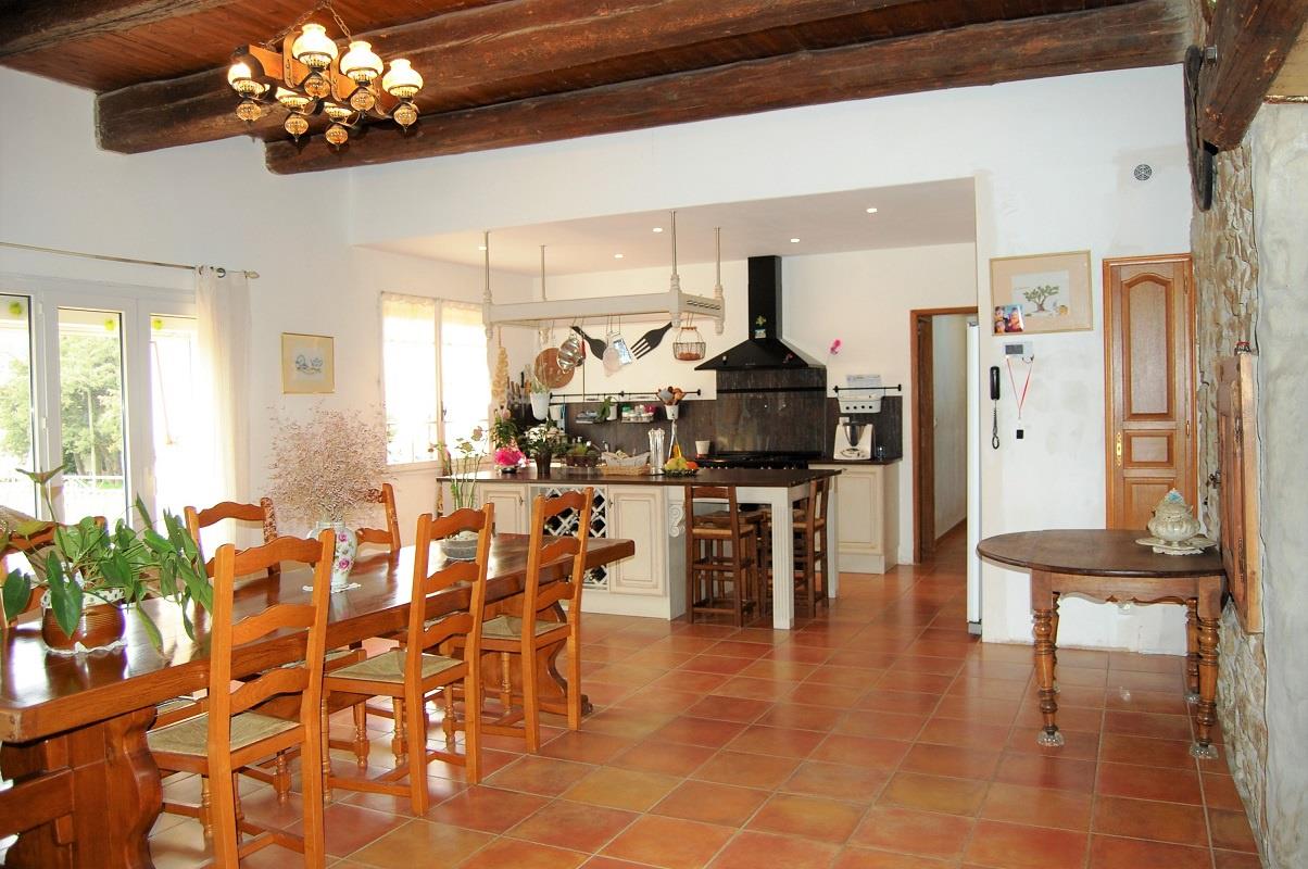 Quinta do século Xix com 3 casas rurais e parte privada de 180m2 em 3843 m2 de terreno com piscina