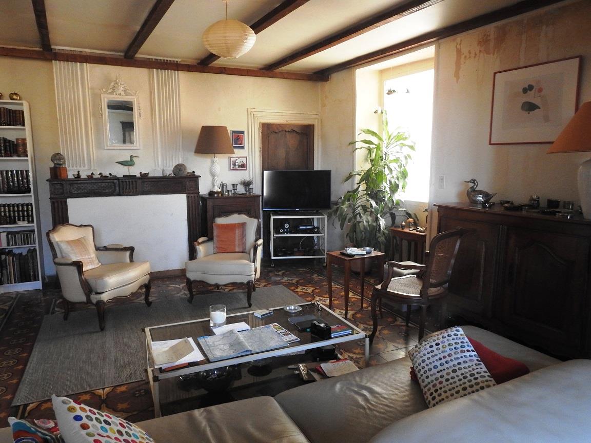 Les Vans 6 km. Gran masía del siglo Xvi con 7 apartamentos en 1,7 hectáreas de terreno con numerosas