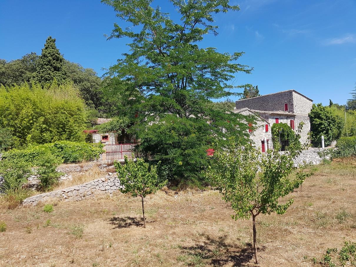 Mas Cévenol do século Xii completamente renovado, com atividade de recepção em 7 hectares de terra.