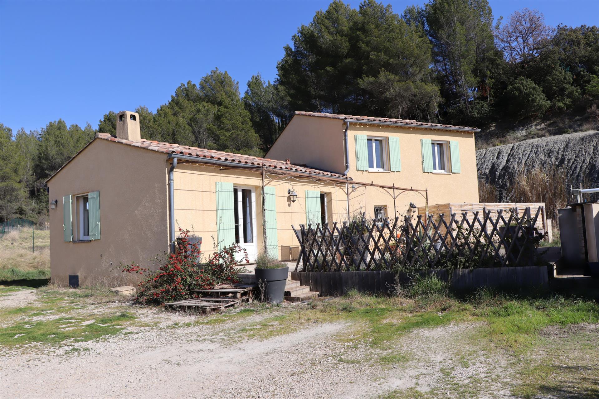 Villa with independent studio