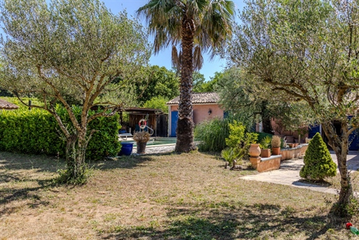 Lovely house in a charming Provencal setting with pool and views