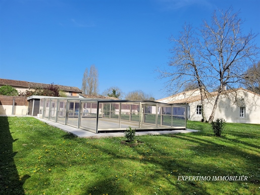 Maison Charentaise De 255 m2 Avec Piscine