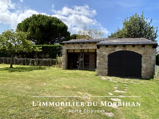 Family house of 163 m2 located on a plot of more than 3,000 m2 fenced and wooded.