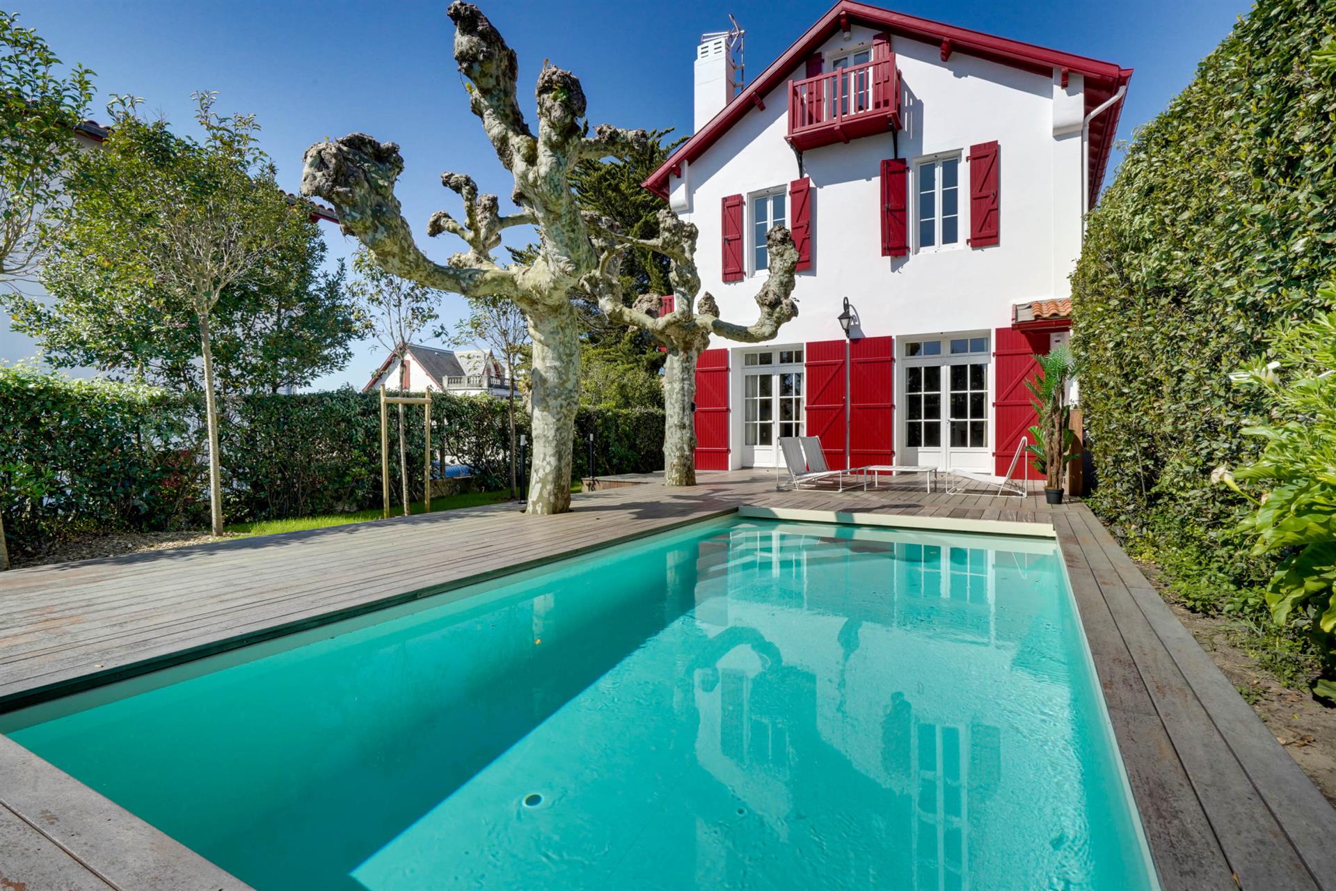 House in R+2, 5 rooms, of 162m2 of living space with swimming pool and parking on a plot of 560m2
