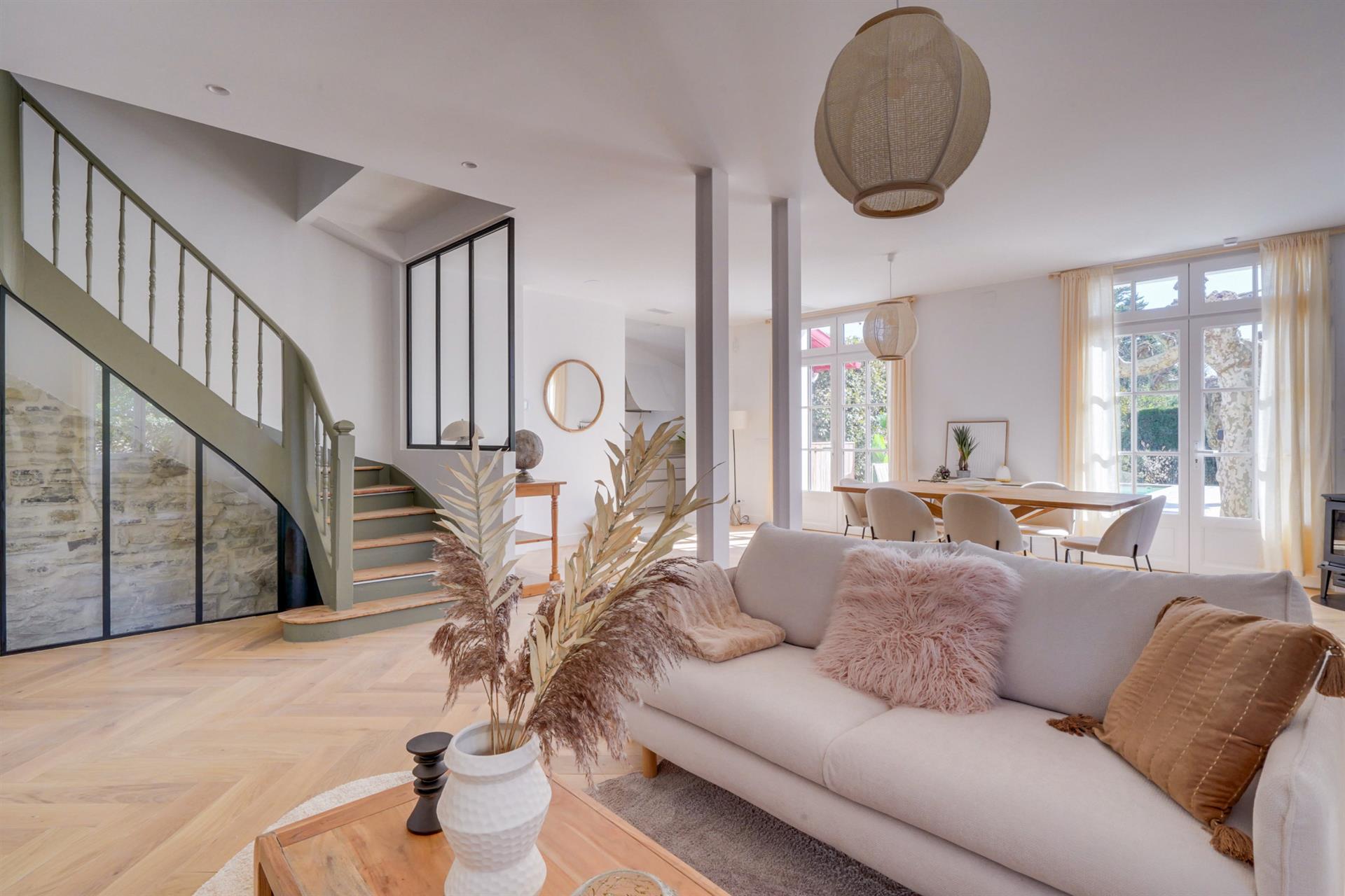 House in R+2, 5 rooms, of 162m2 of living space with swimming pool and parking on a plot of 560m2