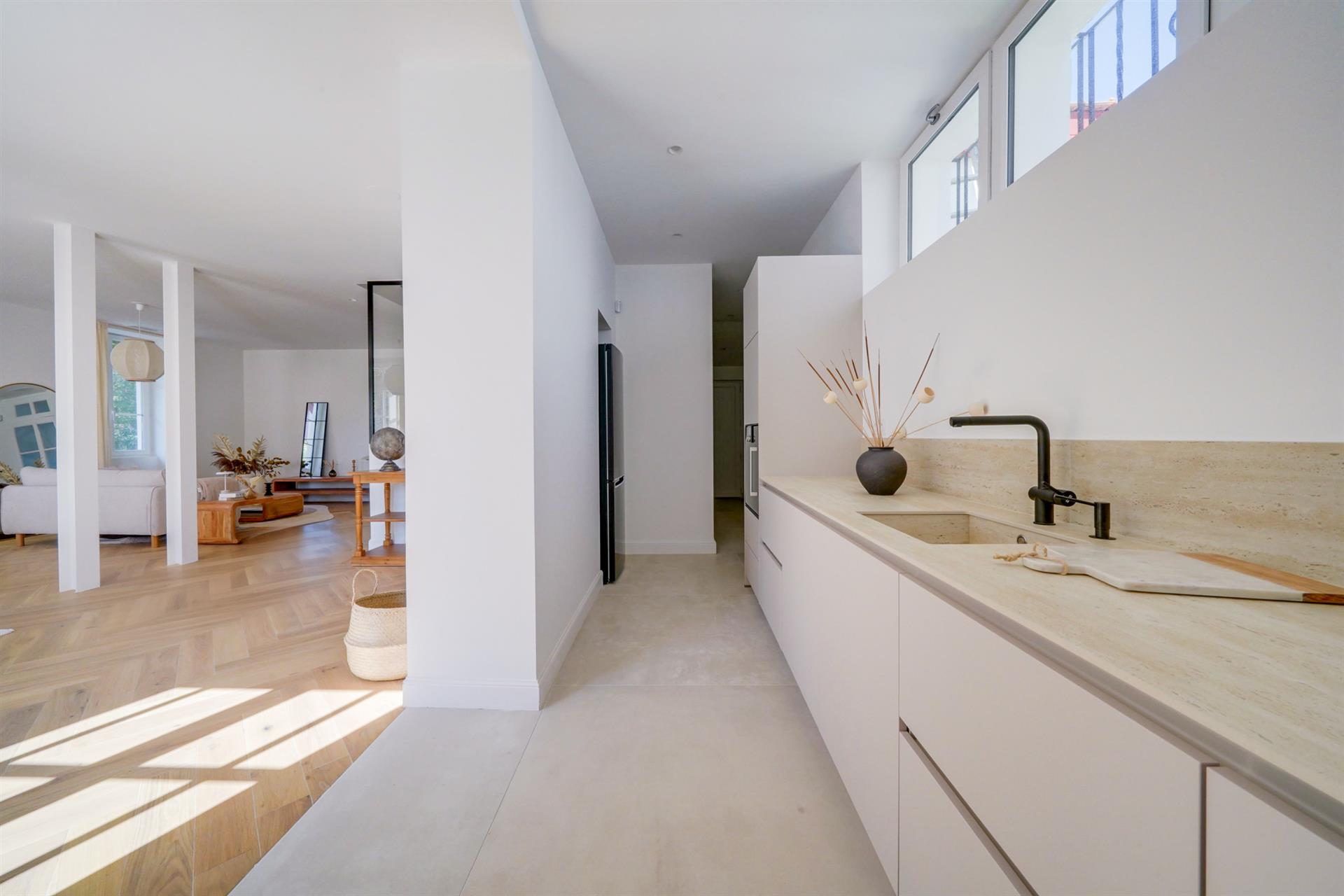 House in R+2, 5 rooms, of 162m2 of living space with swimming pool and parking on a plot of 560m2