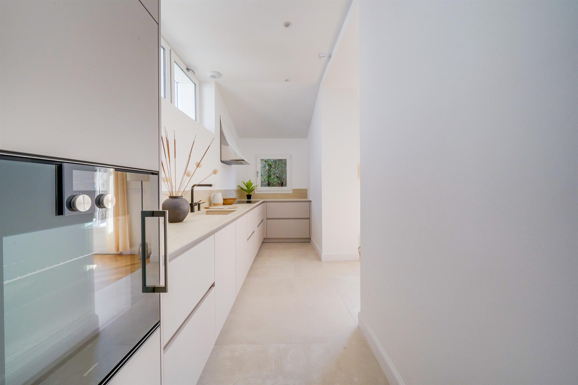 House in R+2, 5 rooms, of 162m2 of living space with swimming pool and parking on a plot of 560m2