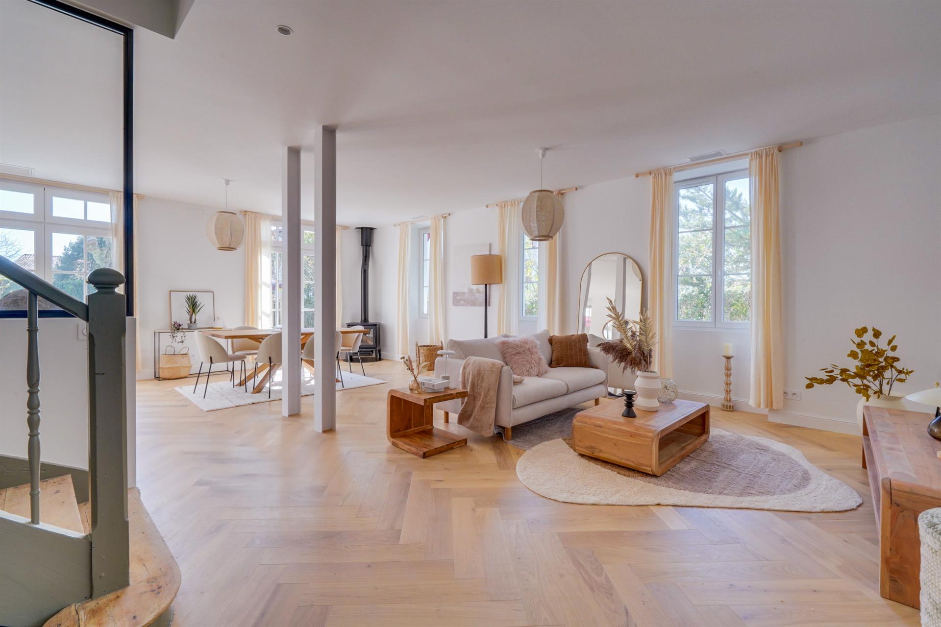 House in R+2, 5 rooms, of 162m2 of living space with swimming pool and parking on a plot of 560m2