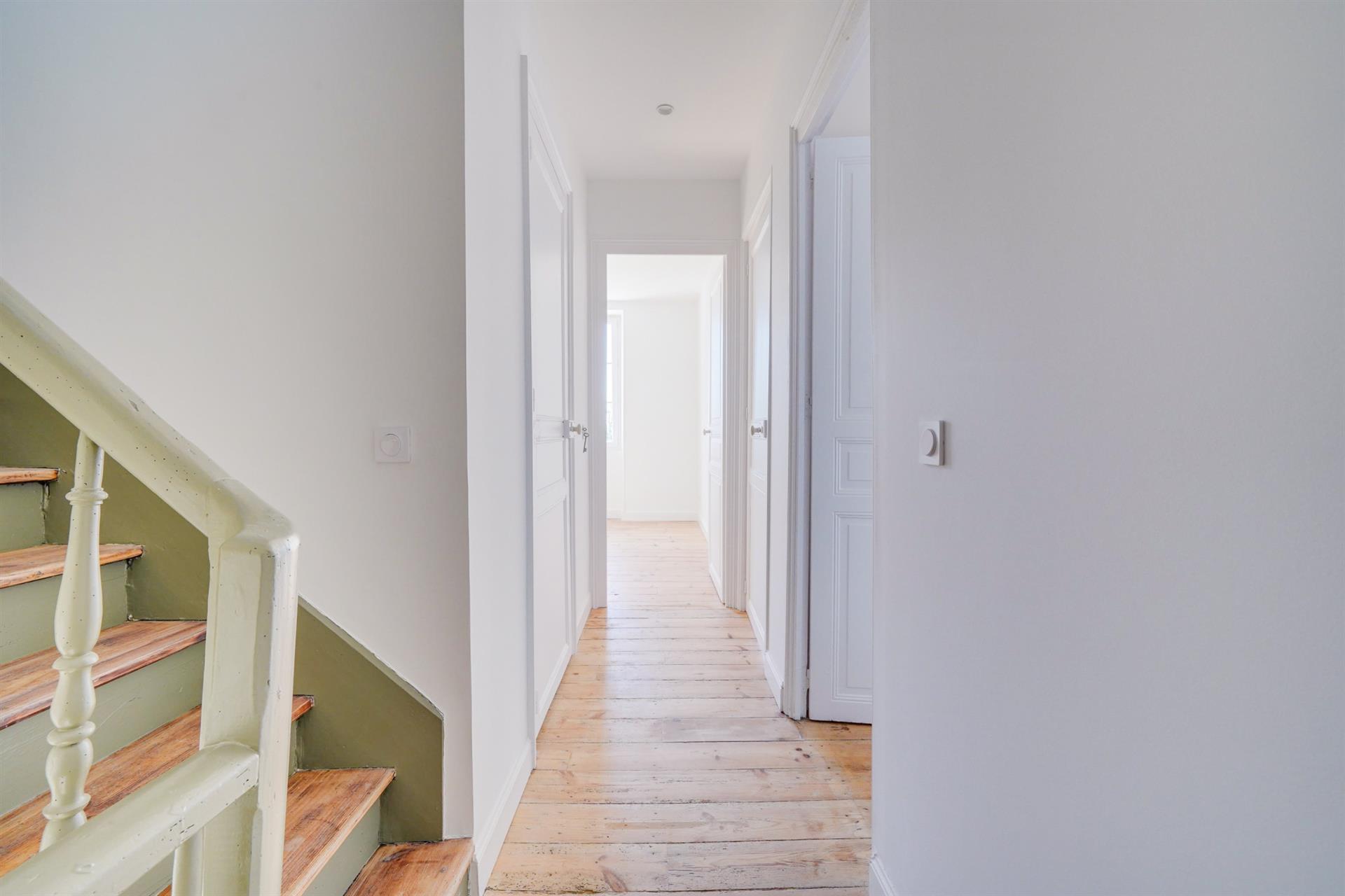House in R+2, 5 rooms, of 162m2 of living space with swimming pool and parking on a plot of 560m2