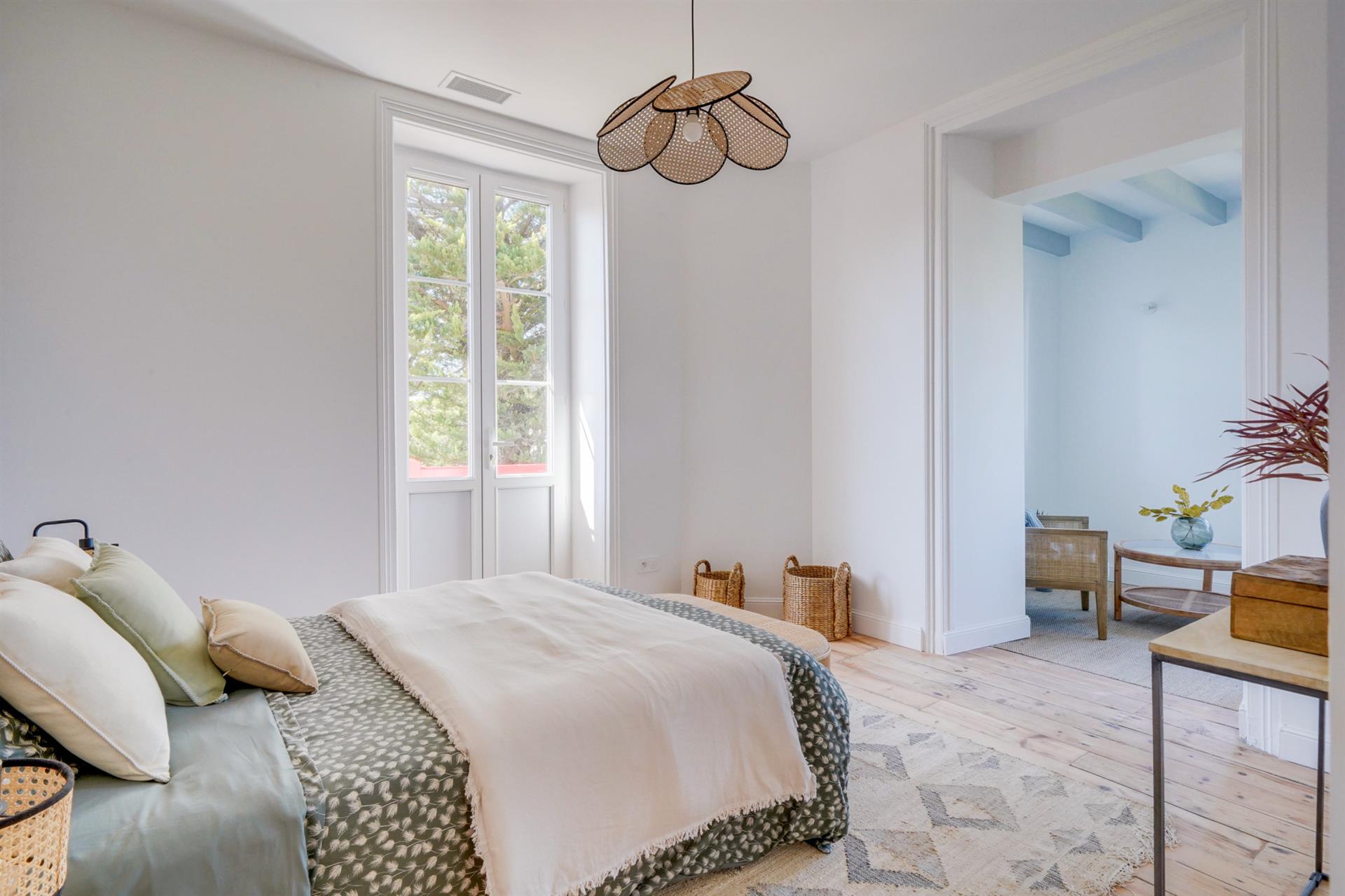House in R+2, 5 rooms, of 162m2 of living space with swimming pool and parking on a plot of 560m2