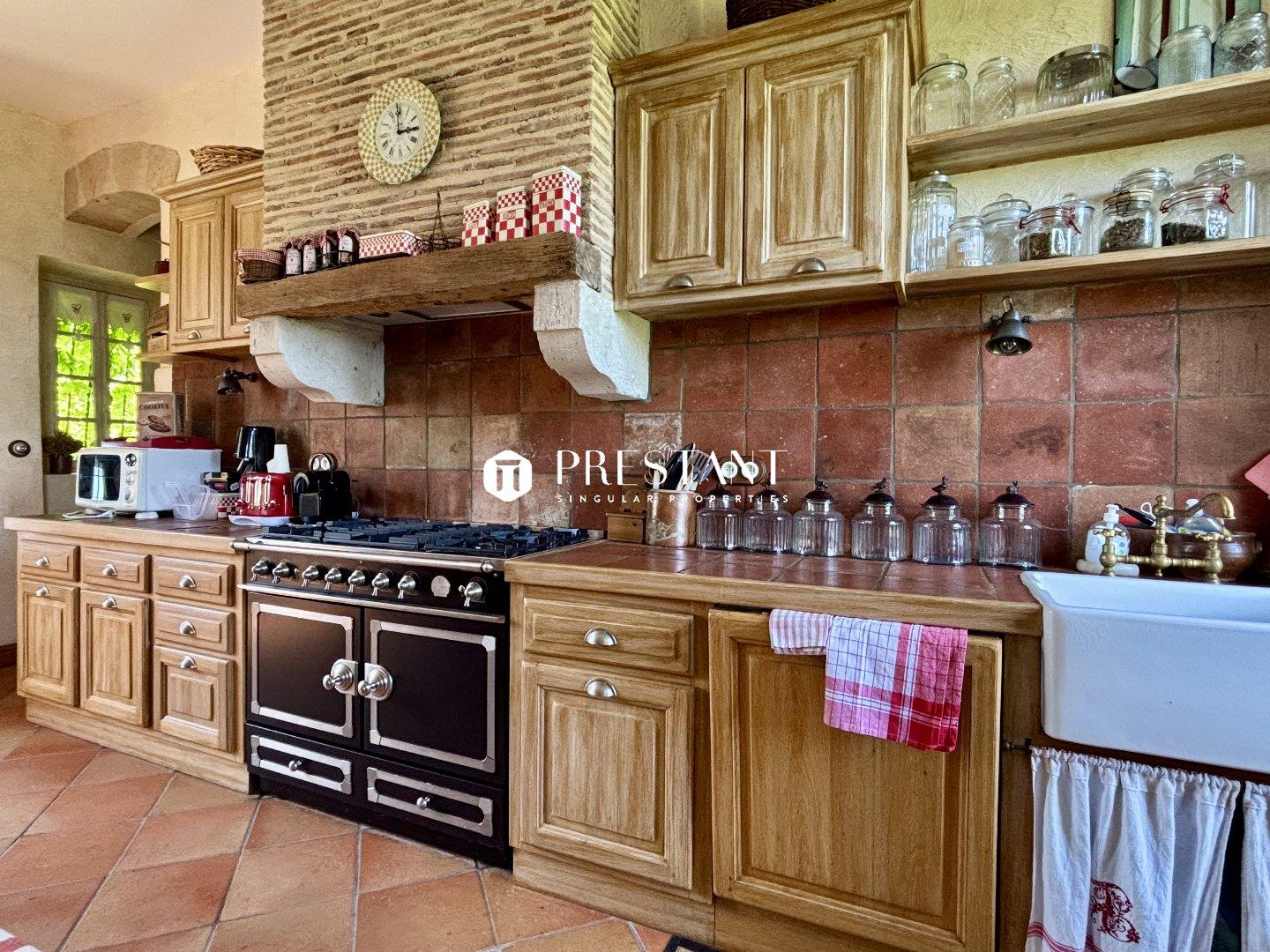 Purchase: Luxury property (24100)