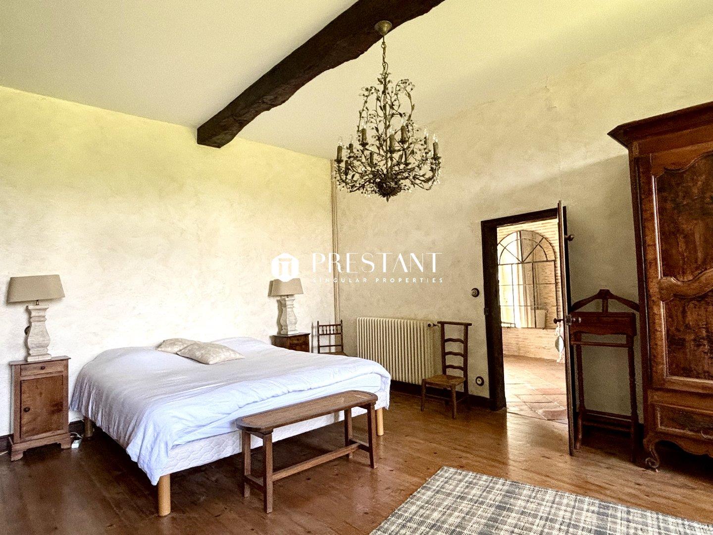 Purchase: Luxury property (24100)