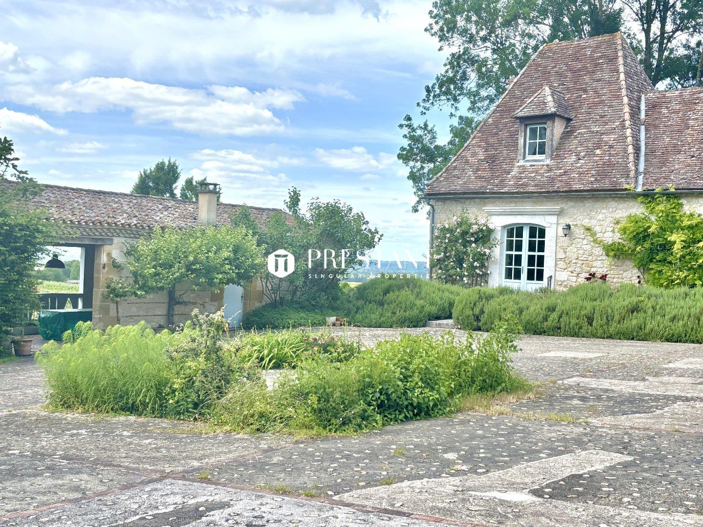 Purchase: Luxury property (24100)