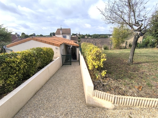 Saint Michel 16470: Maison T8 avec jardin et garages.