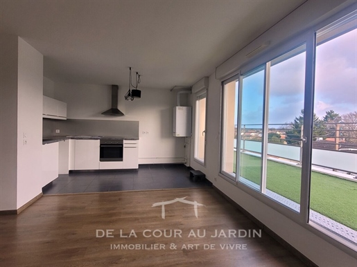 A pretty cocoon, bright four-room apartment opening onto a large...